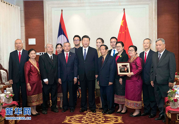 记习近平总书记、国家主席会见老挝奔舍那家族友人 