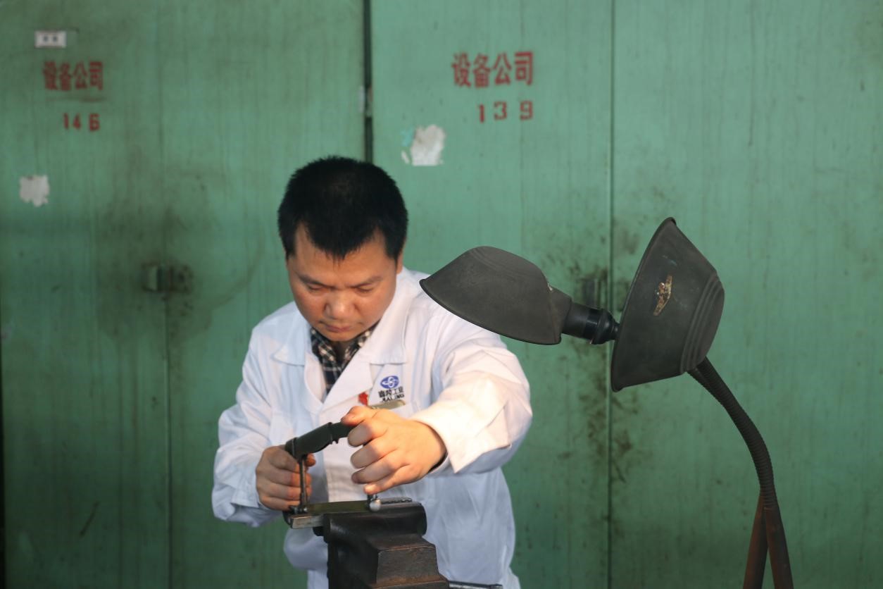 “巴渝工匠”张德勇：习主席亲自检阅过我们的“山猫”