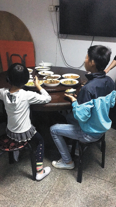 夫妻利用亲生儿子碰瓷骗钱 孩子多次试图逃跑均失败