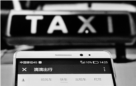 杭州网约车新政一年间 乘客说车难打