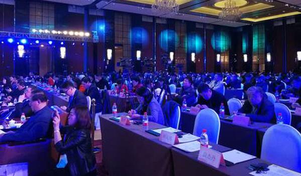 　　本届峰会的特点是，政府支持+业界大佬+行业新锐+观点碰撞+巅峰对话，内容丰富、观点新颖、主题突出。卫生部原副部长张凤楼、中国科学院创新发展研究中心主任穆荣平、亚太合作与交流基金会执行副主席肖武男、泰中友好协会会长、原泰国副总理功.塔帕朗西、蒙古国驻华大使丹.冈呼雅阁、360集团董事长兼CEO周鸿祎、关村数字文化产业联盟联合会会长、清华幸福实验室创始人、启迪控股荣誉董事长梅萌、找油网创始人兼CEO吕健、地球村民网创始人兼CEO、新媒体头条总编韩雄亮、好莱坞著名导演克里斯蒂里比、滴滴出行副总裁王欣、摩拜科技政府事务副总经理赵栋、蜻蜓FM副总裁郭嘉、中国动漫集团副总裁陈学会、北京市海淀区科学技术协会常务副主席李云飞、高德导航以及北京市交通委、文化局相关负责人等各路创新大咖、行业大佬云集中关村，纷纷登台演讲，亮剑新知新论新发现。