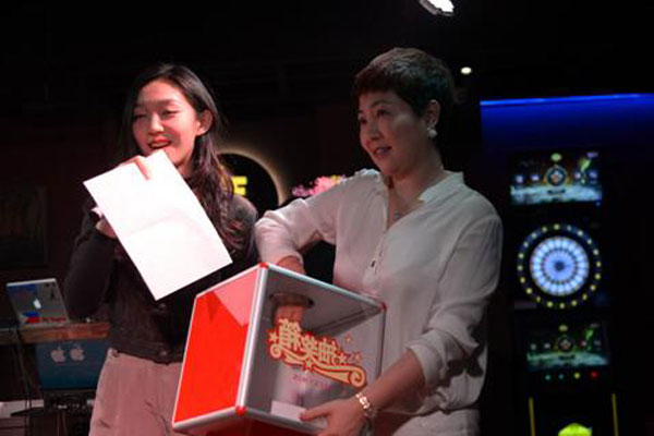 赵广群与中央电视台单妍同台主持北京最大飞镖主题酒吧壹楼•夺镖会重装迎宾