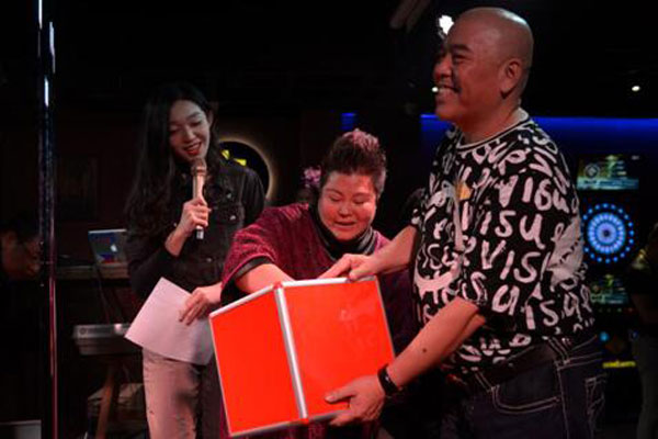 中奖嘉宾表示:非常幸运能够获得今天抽奖的第一名,会一直支持壹楼夺镖会,也会带更多的朋友来到能交友、能健身的壹楼夺镖会。