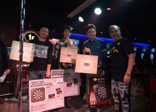 经过一个多小时的激烈角逐,145号选手孙永利先生以537分的最高分获得了本次比赛的冠军,获得了由壹楼•夺镖会提供的夺镖体育第一代限量版夺镖机。全场比赛获得最高分的12位选手也分别获得了壹楼•夺镖会的精美奖品。