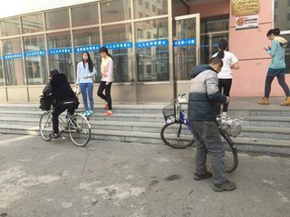 某高校不许外卖进校园引热议 校园禁外卖到底该不该