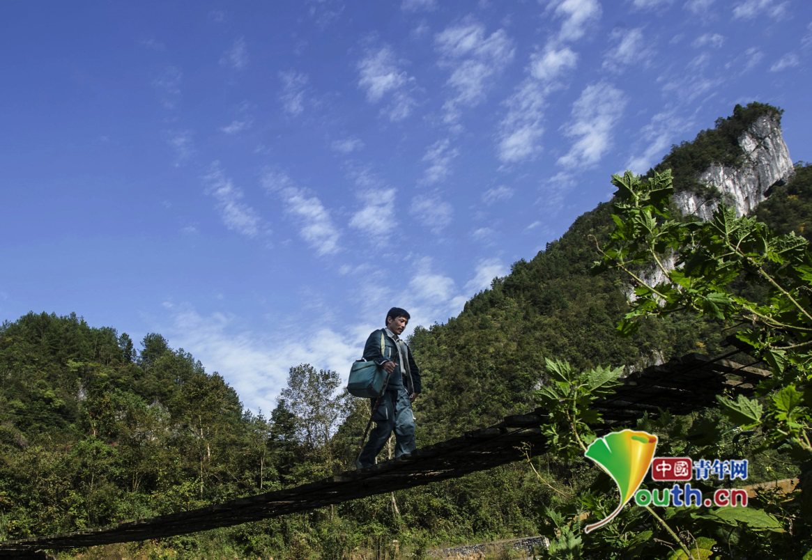 张美冲：山崖邮路冲锋人　20余载奉献坚守