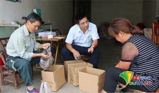 张美冲：山崖邮路冲锋人　20余载奉献坚守