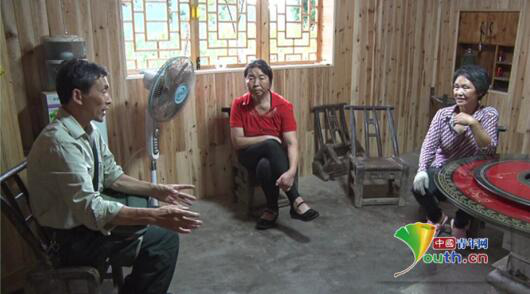 张美冲：山崖邮路冲锋人　20余载奉献坚守