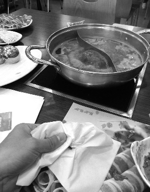 呷哺呷哺用餐 &ldquo;小强&rdquo;搅和食欲 餐厅:防不胜防