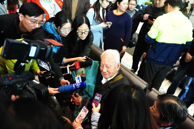 总书记邀他坐身边 载誉归来的黄旭华:隐姓埋名做科研