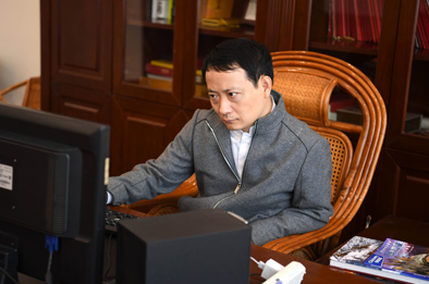 &ldquo;旗袍先生&rdquo;崔万志:视苦难为命运馈赠