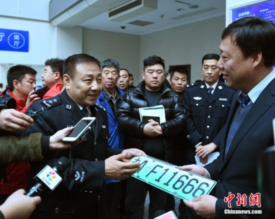 中国多地启用新能源车专用号牌