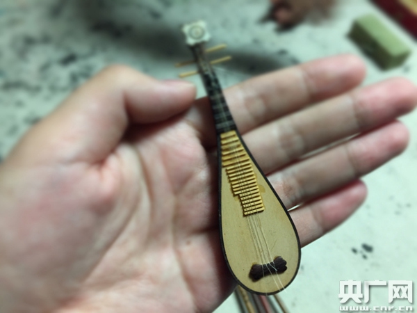 【中国梦&middot;大国工匠篇】潘启慧：4根头发刻630字的微雕大师