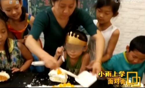 女童失亲上学成难题 家委会“13个爸爸妈妈”轮流接送