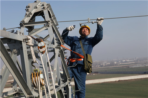 “状元技工”许启金：把电力送进千家万户