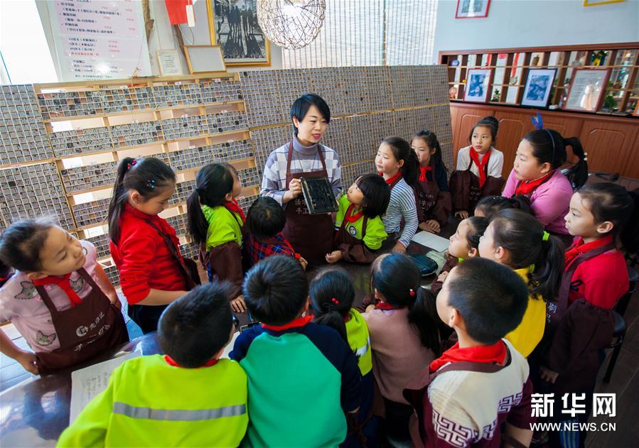 呼和浩特:“小小毕昇”体验活字印刷