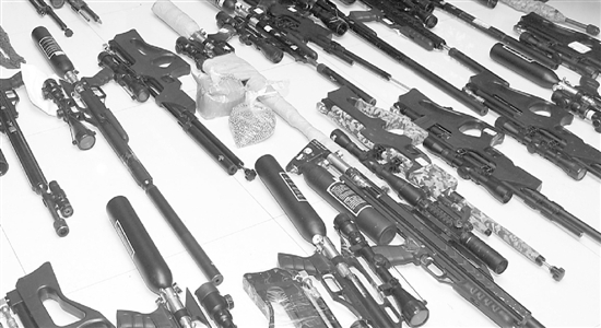 快递两块砖 里面夹着金属配件 拼起来竟是仿真枪