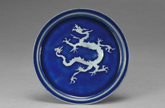 元代景德镇窑蓝釉白龙纹盘赏析