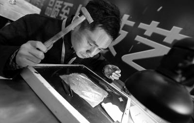 &ldquo;挑战大工匠&rdquo;巧手掐银丝