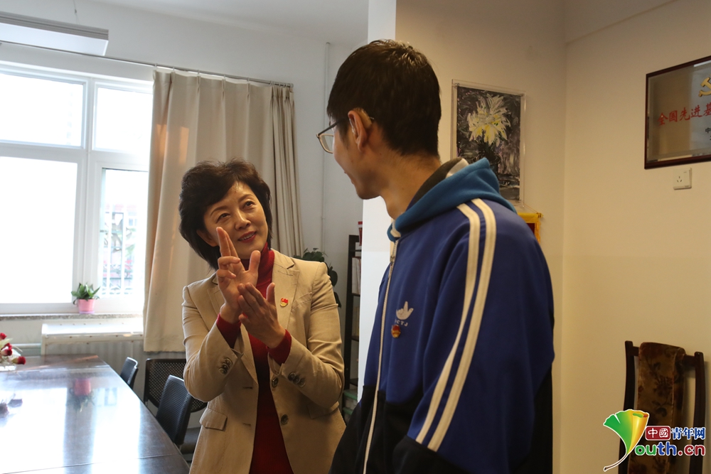 “无声主播”周晔：让听障学生发出美丽声波