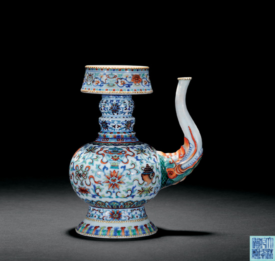  清乾隆斗彩八吉祥纹贲巴壶