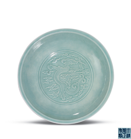 清雍正豆青釉夔龙纹菊瓣盘