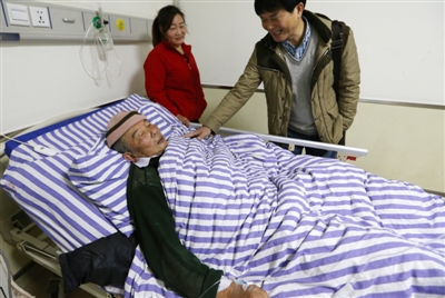 四川夫妇义务照顾孤寡老人五六年，父亲生前有嘱托