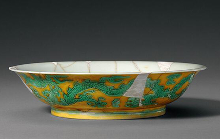 最美不过那白地上的酱彩矾红彩和那黄地上的绿彩