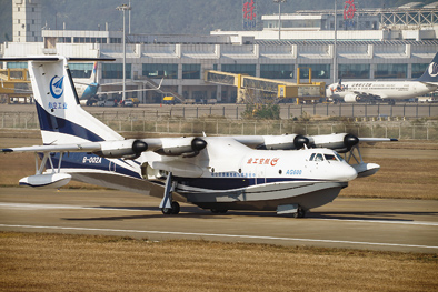 国产大型水陆两栖飞机AG600成功首飞