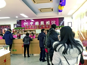 中国照相馆一天近200家庭700人次排队拍照