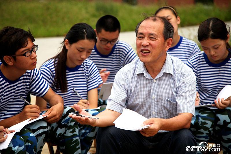 从&ldquo;曲厅长&rdquo;到&ldquo;曲老师&rdquo; 他的思想理论课堂