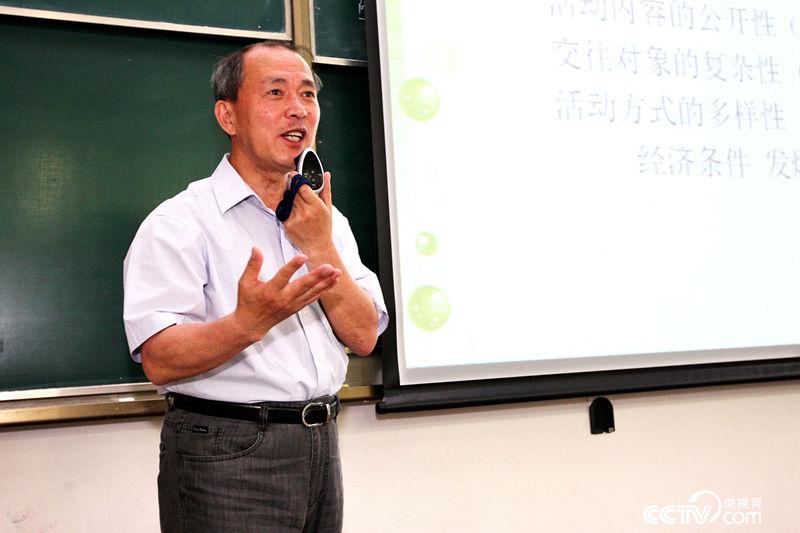 从“曲厅长”到“曲老师” 他的思想理论课堂座无虚席