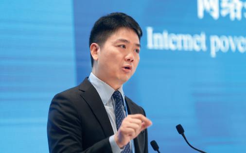 无人不识刘强东:霸道总裁变身村长