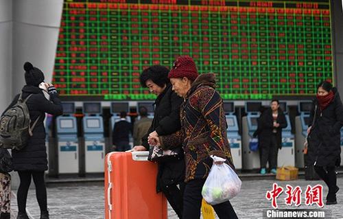 春运火车票发售首日：火车站平稳有序