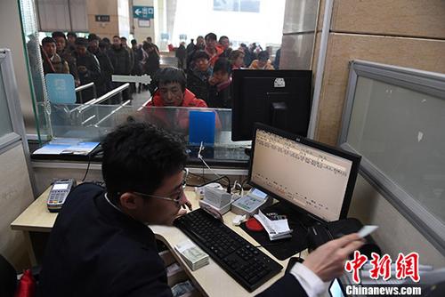 春运火车票发售首日：火车站平稳有序 网络购票“硝烟依旧”