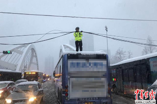 合肥25岁协警风雪中托举电缆20余分钟