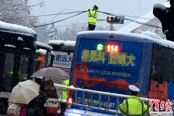 合肥25岁协警风雪中托举电缆20余分钟