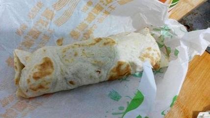 便利店内吃鸡肉卷顾客当场呕吐