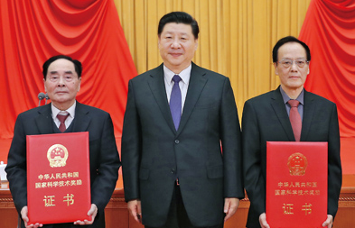 习近平为王泽山侯云德颁国家最高科技奖
