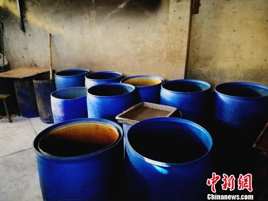 河北河间驴肉黑作坊探访：窝点隐蔽 设备布满油污