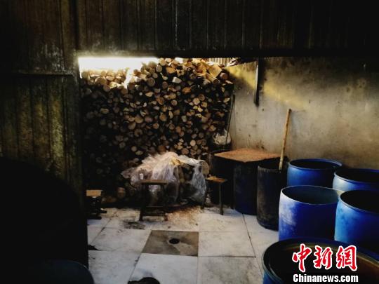 河北河间驴肉黑作坊探访：窝点隐蔽 设备布满油污