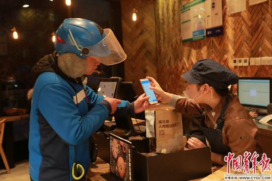 残障外卖小哥活出&ldquo;骑士&rdquo;范儿 努力的样子闪闪发亮