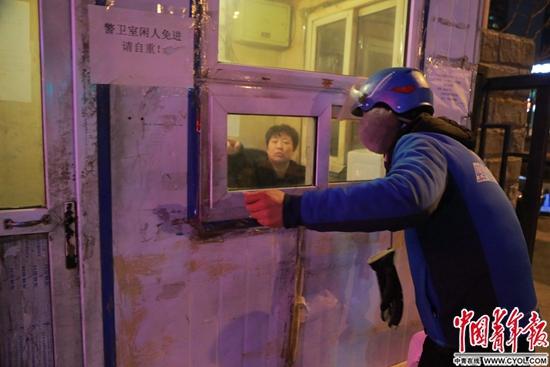 残障外卖小哥活出“骑士”范儿 努力的样子闪闪发亮