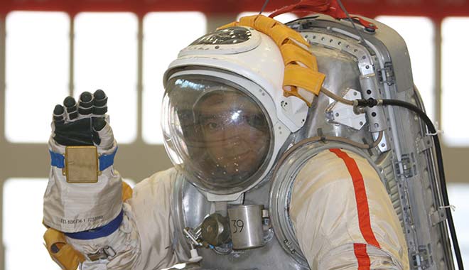 【飞天时代楷模】翟志刚：迈出太空第一步 