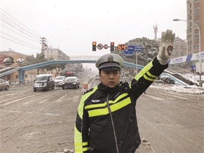 南京一保洁员扫雪后“秒睡” 被赞“最美睡姿”