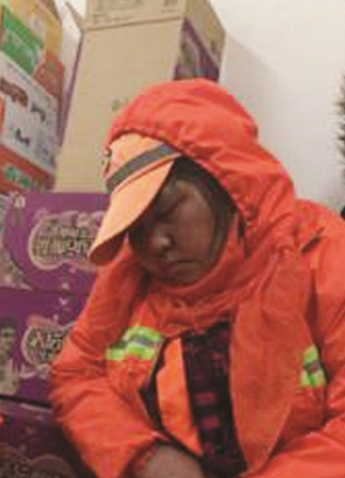 南京一保洁员扫雪后&ldquo;秒睡&rdquo; 被赞&ldquo;最美睡姿&rdquo;
