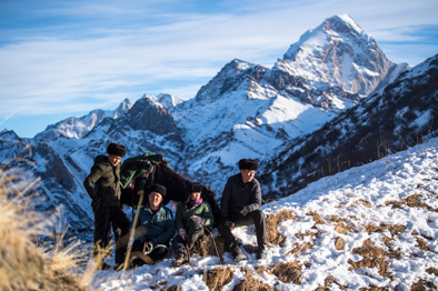 在&ldquo;魔鬼之路&rdquo;上巡诊的白衣天使