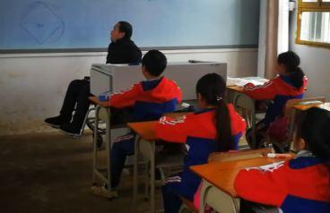 乡村轮椅教师坚守讲台：村里娃需要有人去