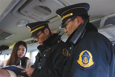 北京站“刷脸”进站 志愿者一旁“指导”