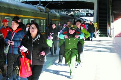 这群&ldquo;不回家的人&rdquo;守护游子归乡路